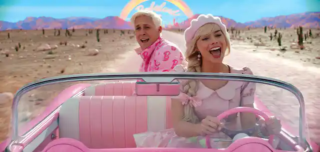 Ken en Barbie rijden door de woestijn in een roze auto